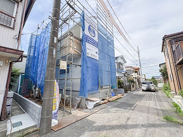 【前面道路4m】家の前をまっすぐの通りが走っている。クルマは少なく、人々は毎朝、ウォーキング、ジョギング、犬の散歩など、フリーな朝時間を過ごしている。