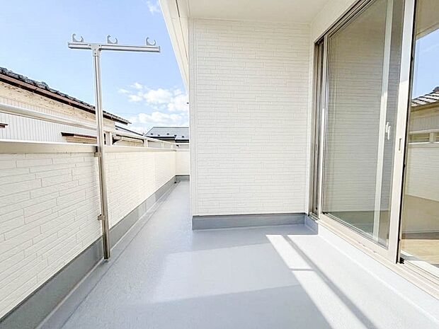 【バルコニー】 バルコニーから差し込む陽光・通風は、住環境・快適性と共に有り続ける貴重な「財産」です。