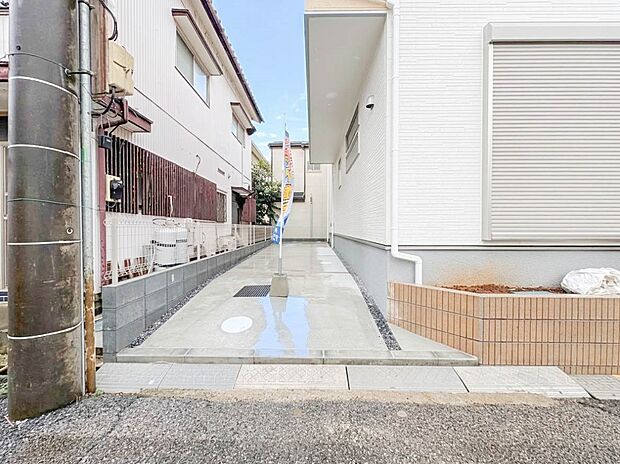 【駐車場】毎日の生活にマイカーが必須という方は、購入を検討する際、駐車場があることは大事な条件です。毎日の通勤や家族の送迎、買い物やお出かけなどクルマのある暮らしを満喫したい方は要チェック。…