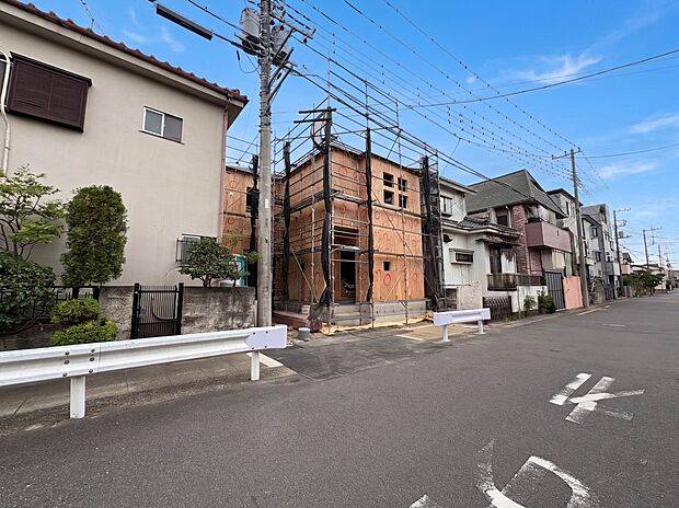 【前面道路】陽当りや通風性など各所に施された工夫で住みやすさを実現。部屋の大きさや周辺環境・街並など、資料には掲載していない情報が現地にはたくさんございます。是非ご確認下さい。