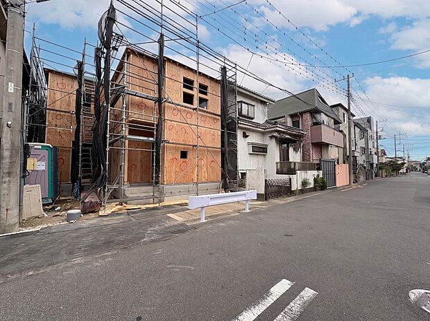 【前面道路】家の前をまっすぐの通りが走っている。クルマは少なく、人々は毎朝、ウォーキング、ジョギング、犬の散歩など、フリーな朝時間を過ごしている。