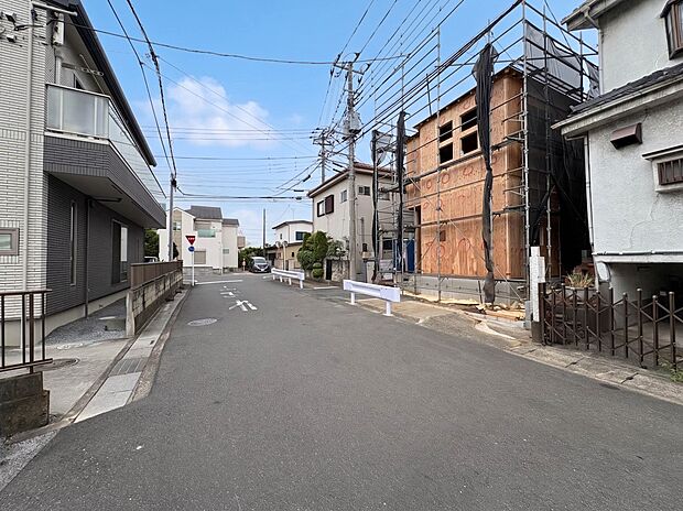 【前面道路】車の通行が少ないので、静かな住環境を維持することができます。