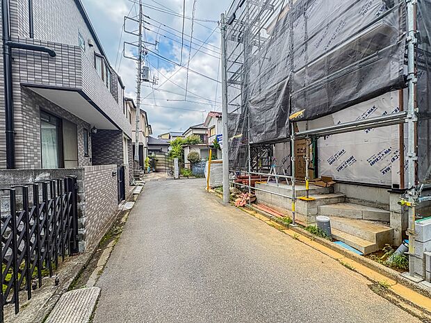 【前面道路】家の前をまっすぐの通りが走っている。クルマは少なく、人々は毎朝、ウォーキング、ジョギング、犬の散歩など、フリーな朝時間を過ごしている。