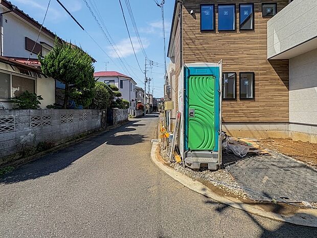 【前面道路】家の前をまっすぐの通りが走っている。クルマは少なく、人々は毎朝、ウォーキング、ジョギング、犬の散歩など、フリーな朝時間を過ごしている。