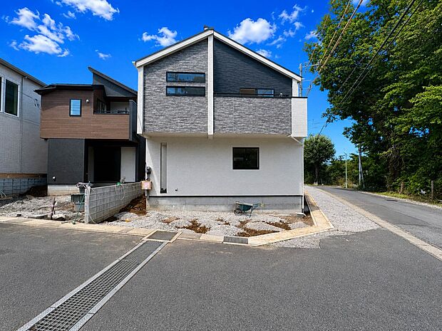 【現地外観】陽当りや通風性など各所に施された工夫で住みやすさを実現。部屋の大きさや周辺環境・街並など、資料には掲載していない情報が現地にはたくさんございます。是非ご確認下さい。※青空はイメー…
