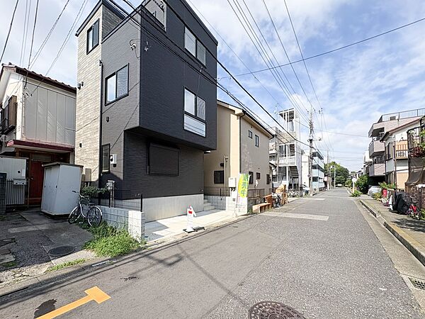 【前面道路】陽当りや通風性など各所に施された工夫で住みやすさを実現。部屋の大きさや周辺環境・街並など、資料には掲載していない情報が現地にはたくさんございます。是非ご確認下さい。