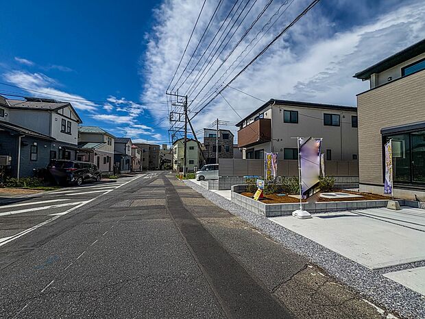 1号棟【前面道路】陽当りや通風性など各所に施された工夫で住みやすさを実現。部屋の大きさや周辺環境・街並など、資料には掲載していない情報が現地にはたくさんございます。是非ご確認下さい。