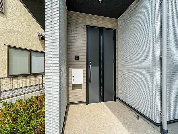 【玄関】玄関はおうちの顔と言われます。玄関アプローチは、外観デザインの印象を左右します。