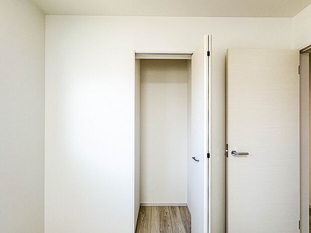 1号棟【収納】各部屋を最大限に広く使って頂ける様、全居住スペースに収納付。プライベートルームはゆったりと快適に。