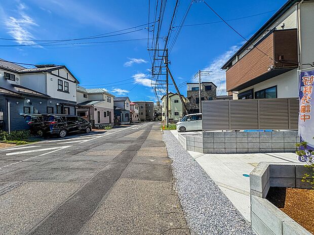 1号棟【前面道路】陽当りや通風性など各所に施された工夫で住みやすさを実現。部屋の大きさや周辺環境・街並など、資料には掲載していない情報が現地にはたくさんございます。是非ご確認下さい。