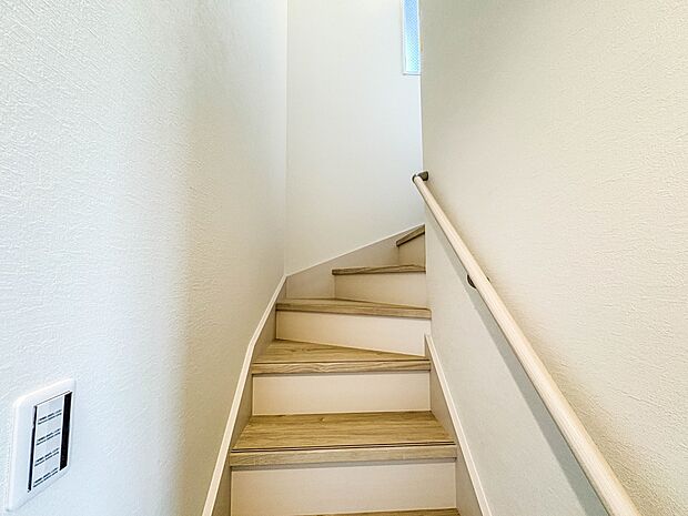 1号棟【手すり付階段】手すりがないと階段の昇り降りで危険なことはもちろん、壁に手をつきながら歩くことで壁紙が汚れやすくなります。すべての方に快適に昇り降りしていただくため、手すりを設置しまし…