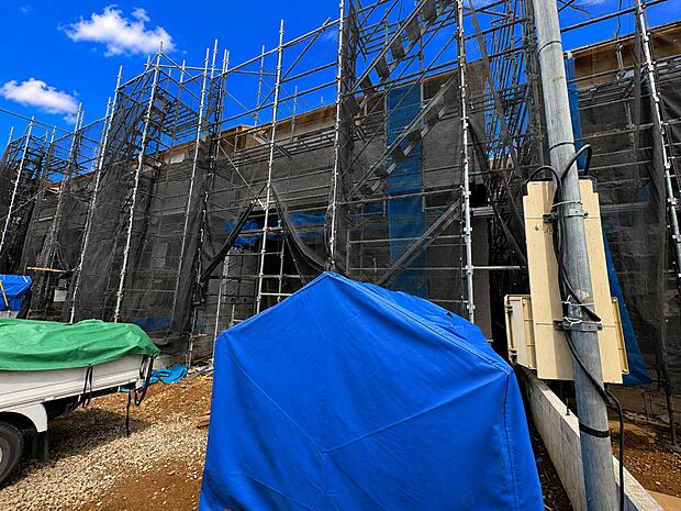 【現地外観】陽当りや通風性など各所に施された工夫で住みやすさを実現。部屋の大きさや周辺環境・街並など、資料には掲載していない情報が現地にはたくさんございます。是非ご確認下さい。※青空はイメー…