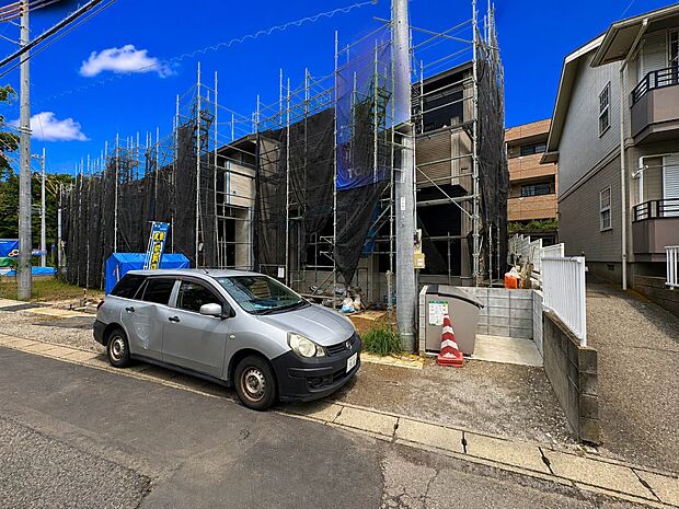 【現地外観】陽当りや通風性など各所に施された工夫で住みやすさを実現。部屋の大きさや周辺環境・街並など、資料には掲載していない情報が現地にはたくさんございます。是非ご確認下さい。※青空はイメー…