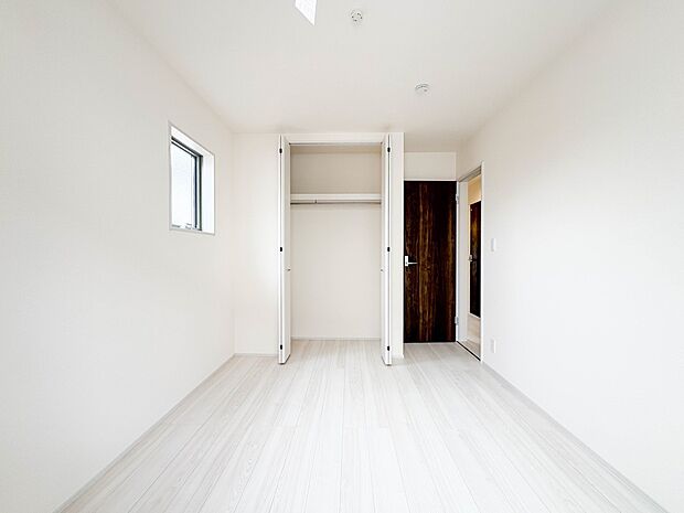 【寝室5.8帖】シンプルな内装はおしゃれのポイントです。シンプルは華美より飽きがこないからです。色や模様でおしゃれ感をだす。それがシンプルイズビューティーです。