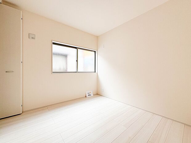 【子供部屋4.5帖】お子様のお部屋にぴったりなクロークを備えたフローリング仕様の洋室です。
