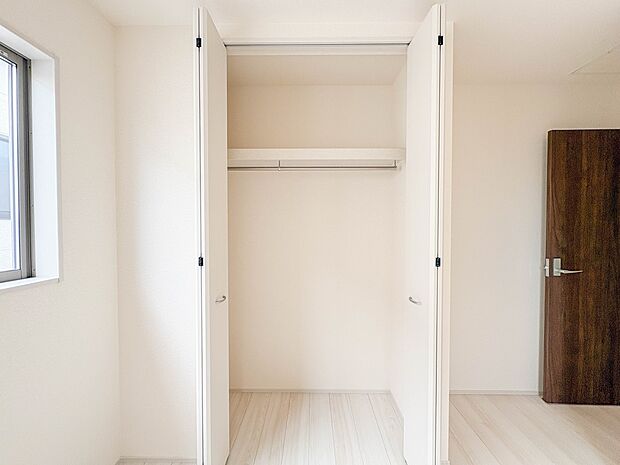 【5.3帖居室の収納】各部屋を最大限に広く使って頂ける様、全居住スペースに収納付。プライベートルームはゆったりと快適に。