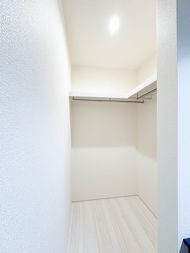 【ファミリークローゼット】家族全員の衣類や荷物をひとつの空間にまとめて収納するファミリークローゼット。