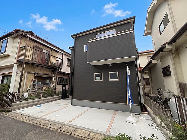 【外観】堂々たる趣ながら、主張し過ぎずどこか余裕を感じさせるシャープなフォルムで佇む邸宅は、晴天の空と照らし合わせる事で、本来あるべき完成形の姿を見せてくれます。