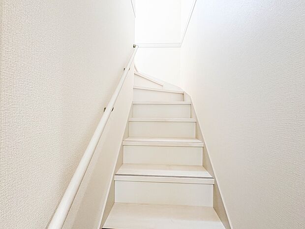 【手すり付階段】手すりがないと階段の昇り降りで危険なことはもちろん、壁に手をつきながら歩くことで壁紙が汚れやすくなります。すべての方に快適に昇り降りしていただくため、手すりを設置しました。