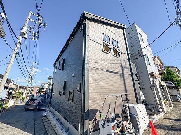 【前面道路】陽当りや通風性など各所に施された工夫で住みやすさを実現。部屋の大きさや周辺環境・街並など、資料には掲載していない情報が現地にはたくさんございます。是非ご確認下さい。