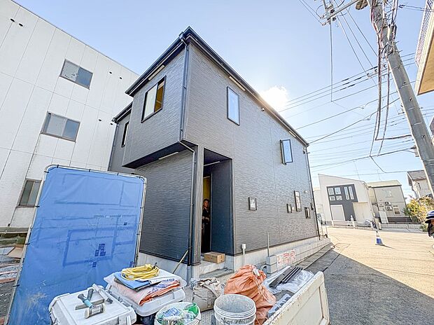 【前面道路4m】家の前をまっすぐの通りが走っている。クルマは少なく、人々は毎朝、ウォーキング、ジョギング、犬の散歩など、フリーな朝時間を過ごしている。