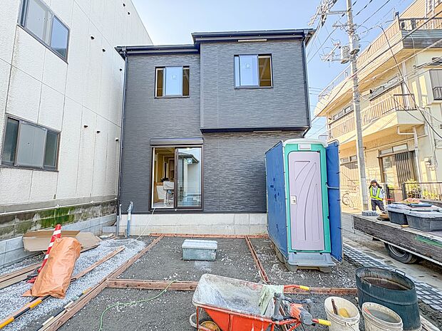 【外観】家族の温かさと陽光の暖かさ、楽しい毎日と明るい未来を予感させる「空間が織り成すひとつ先の住み心地」を演出します。