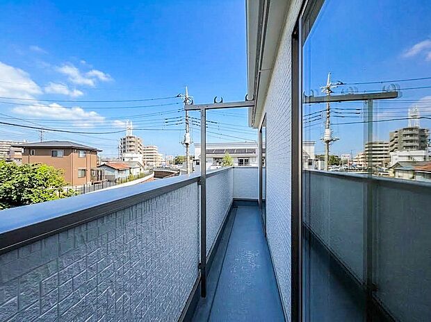 【バルコニー】澄み切った青空と、心地良い風を感じるワイドバルコニー。