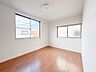 子供部屋：【子供部屋5帖】お子様のお部屋にぴったりなクロークを備えたフローリング仕様の洋室です。
