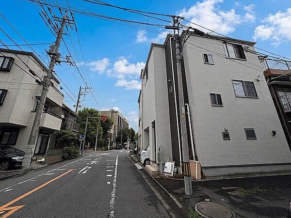 【前面道路8ｍ】車の通行が少ないので、静かな住環境を維持することができます。