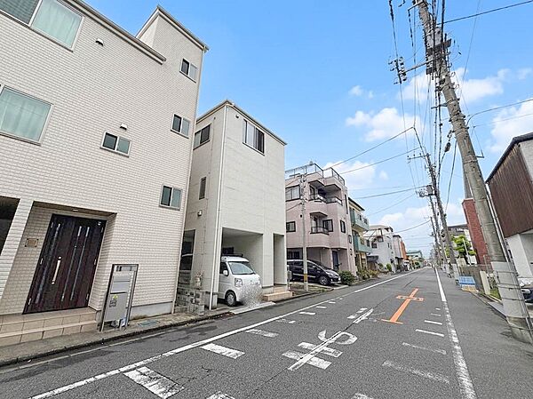【前面道路8ｍ】車の通行が少ないので、静かな住環境を維持することができます。