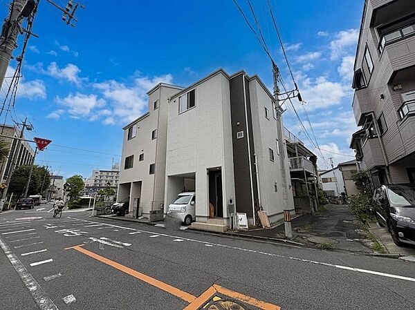 【前面道路8ｍ】家の前をまっすぐの通りが走っている。クルマは少なく、人々は毎朝、ウォーキング、ジョギング、犬の散歩など、フリーな朝時間を過ごしている。
