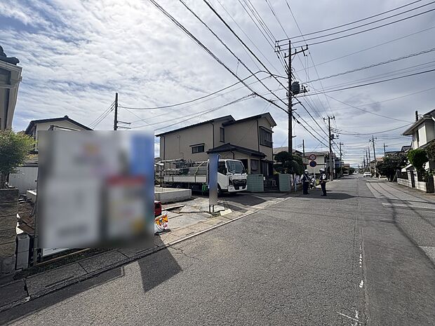 【前面道路】家の前をまっすぐの通りが走っている。クルマは少なく、人々は毎朝、ウォーキング、ジョギング、犬の散歩など、フリーな朝時間を過ごしている。