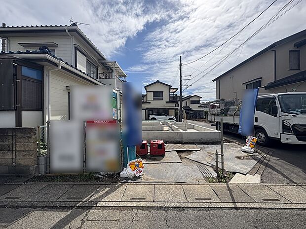 【外観】堂々たる趣ながら、主張し過ぎずどこか余裕を感じさせるシャープなフォルムで佇む邸宅は、晴天の空と照らし合わせる事で、本来あるべき完成形の姿を見せてくれます。