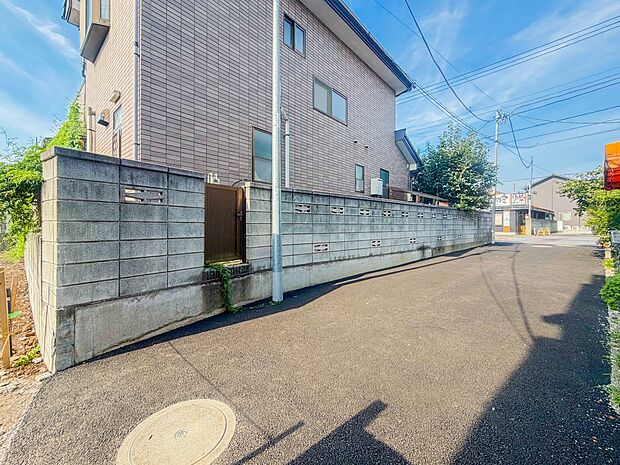 【前面道路-私道約4m-】車の通行がほぼ無いため、安全に静かな住環境を維持することができます。