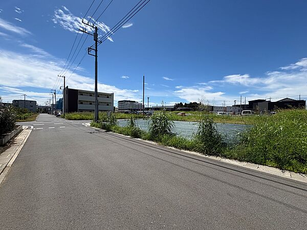 【前面道路6ｍ】車の通行が少ないので、静かな住環境を維持することができます。