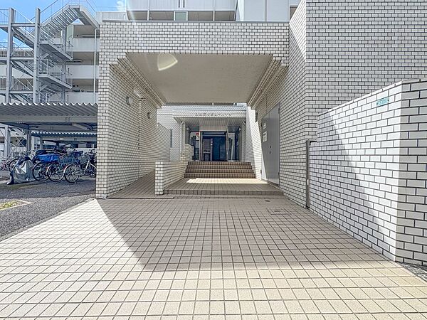 【エントランス】その住居の第一印象となるのがエントランスホールです。訪問されたお客さまをやさしくお迎えします。エントランスホールは、いわば住居の顔です。