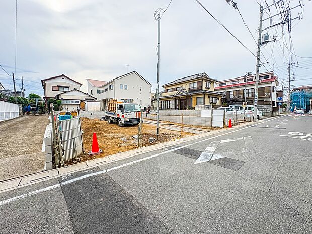 【玄関】家の顔となる玄関は、高いデザイン性が求められます。高級感と断熱性、防犯性に優れた玄関ドアを標準装備。ピッキング対策のセキュリティサムターン等、防犯に考慮しました。