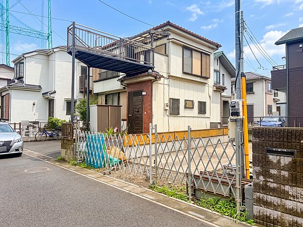 【玄関】家の顔となる玄関は、高いデザイン性が求められます。高級感と断熱性、防犯性に優れた玄関ドアを標準装備。ピッキング対策のセキュリティサムターン等、防犯に考慮しました。