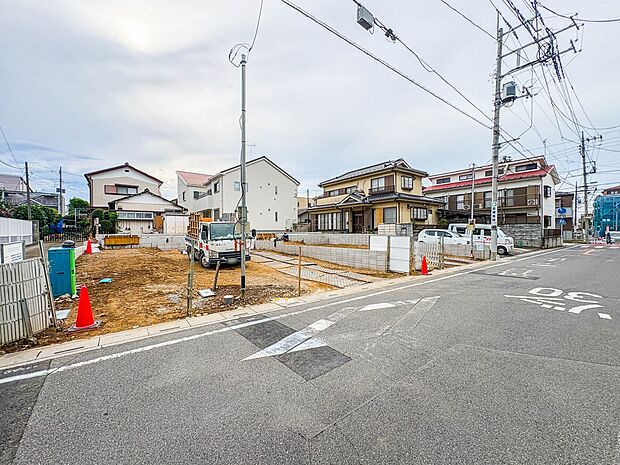 【駐車場】毎日の生活にマイカーが必須という方は、購入を検討する際、駐車場があることは大事な条件です。毎日の通勤や家族の送迎、買い物やお出かけなどクルマのある暮らしを満喫したい方は要チェック。…