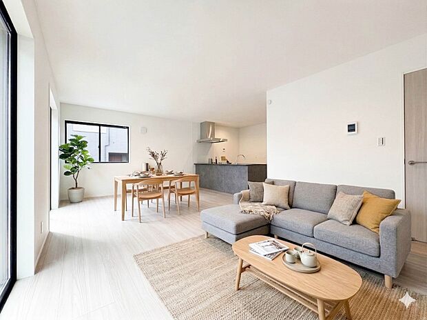 シンプルなデザインの家は風情がある。住む人のこだわりを感じる。外観も内装もいたってシンプル。居心地がよく、家事や趣味、子育てなどにも集中できる。※生成AIによるイメージです。家具・小物は販売…