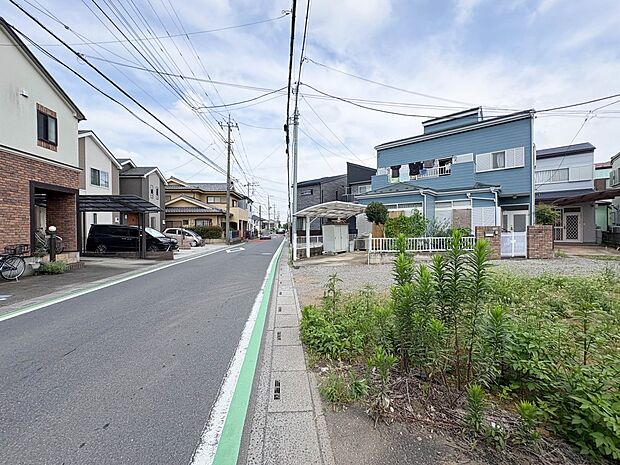【前面道路】こちらの物件が少しでも気になるようでしたら、お気軽にお問合せください。人生でいちばん大きなお買い物ですので、ゆっくりご見学ください。ネット上の画像と実際の見学では、リアル感がまる…