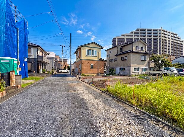 【前面道路】車の通行が少ないので、静かな住環境を維持することができます。