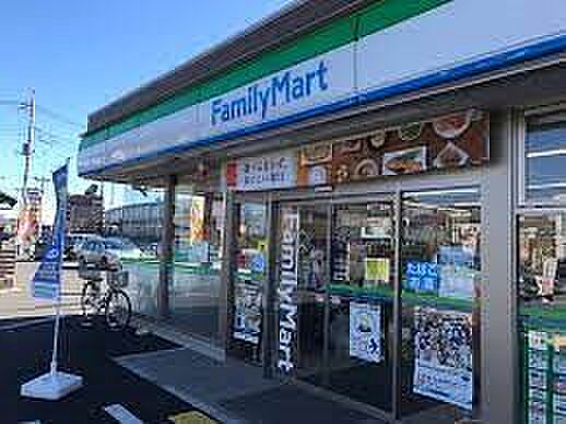 コンビニ 700m ファミリーマート川口神根店(ファミリーマートの強さは、少量のお惣菜を売るファミデリカとドラッグストアと組んだコラボ。サラダを中心にしたヘルシー食材が充実のコンビニです。)…