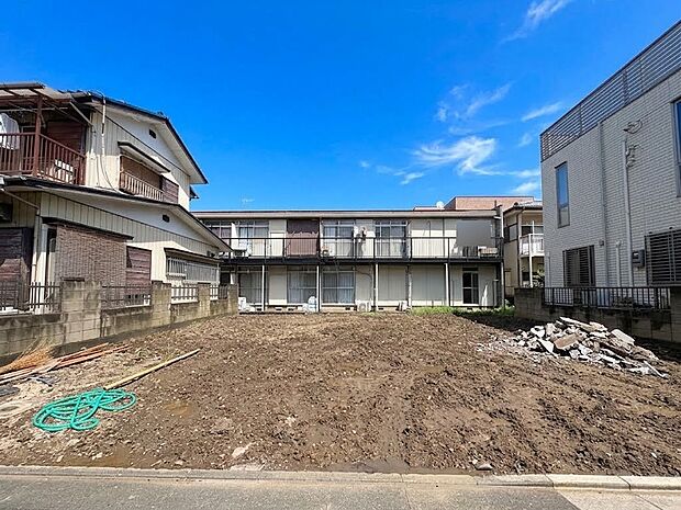 【現地外観】家族の温かさと陽光の暖かさ、楽しい毎日と明るい未来を予感させる「空間が織り成すひとつ先の住み心地」を演出します。