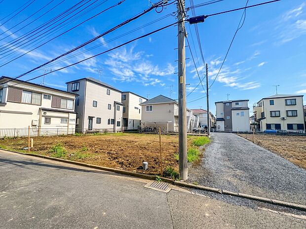 【前面道路4.5m】家の前をまっすぐの通りが走っている。クルマは少なく、人々は毎朝、ウォーキング、ジョギング、犬の散歩など、フリーな朝時間を過ごしている。