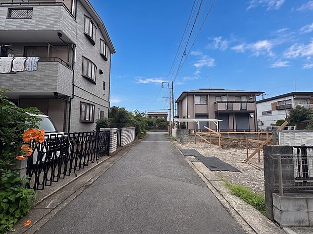 【前面道路】陽当りや通風性など各所に施された工夫で住みやすさを実現。部屋の大きさや周辺環境・街並など、資料には掲載していない情報が現地にはたくさんございます。是非ご確認下さい。