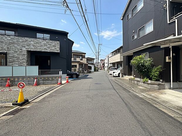 【前面道路、公道5m】車の通行が少ないので、静かな住環境を維持することができます。