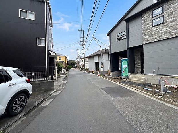 【前面道路、公道5m】車の通行が少ないので、静かな住環境を維持することができます。