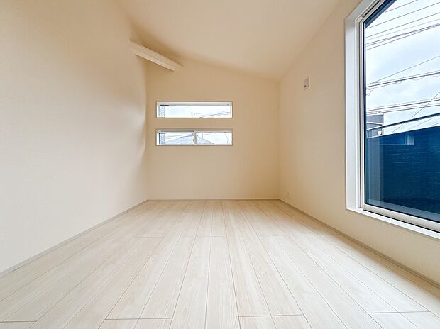 【洋室6帖】部屋の快適性を追求していくと、内装はシンプルになります。そしてポイント、ポイントにアクセントをつけて、リズムをつくる。シンプルな内装とは、リズミカルな内装と気づきます。
