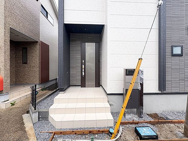 【玄関】玄関はおうちの顔と言われます。玄関アプローチは、外観デザインの印象を左右します。
